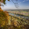 Blick vom Schwarzenfels auf Matting Ausblick vom Aussichtspunkt Schwarzenfels mit Blick auf die Donau und den Ort Matting.