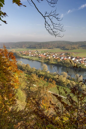 Blick vom Schwarzenfels auf Matting Ausblick vom Aussichtspunkt Schwarzenfels mit Blick auf die Donau und den Ort Matting.