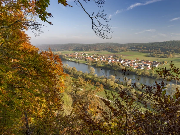 Blick vom Schwarzenfels auf Matting Ausblick vom Aussichtspunkt Schwarzenfels mit Blick auf die Donau und den Ort Matting.