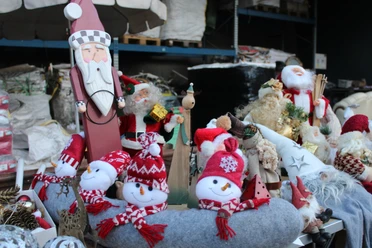 Weihnachtsdekoration Tauschrausch Weihnachtsfiguren, Schneemänner und Wichtel als Secondhand-Deko auf einem Tauschmarkt