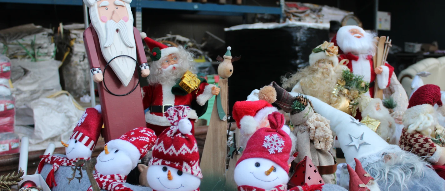 Weihnachtsdekoration Tauschrausch Weihnachtsfiguren, Schneemänner und Wichtel als Secondhand-Deko auf einem Tauschmarkt