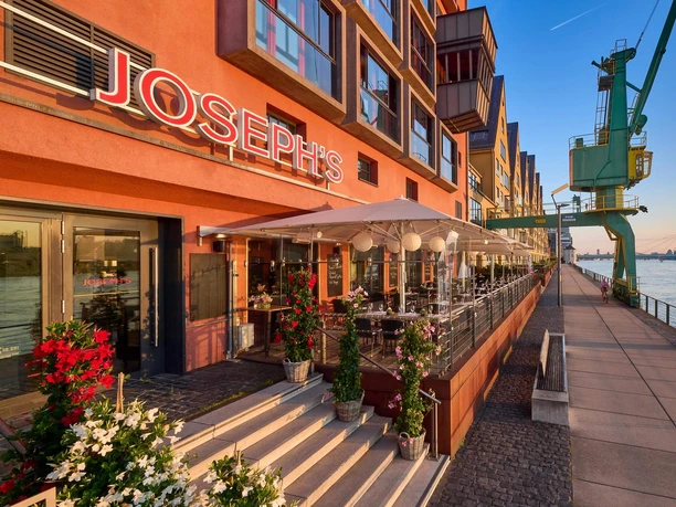 Joseph’s Restaurant - Außenansicht Joseph’s Restaurantterrasse am Kölner Rheinauhafen bei Abendlicht