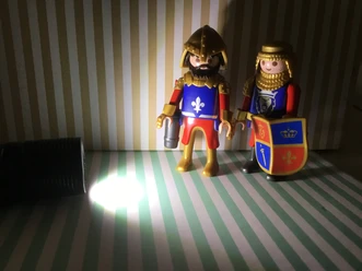 Nachts im Museum Zwei Playmobil-Ritter im Taschenlampenlicht für das Kinderprogramm Nachts im Museum