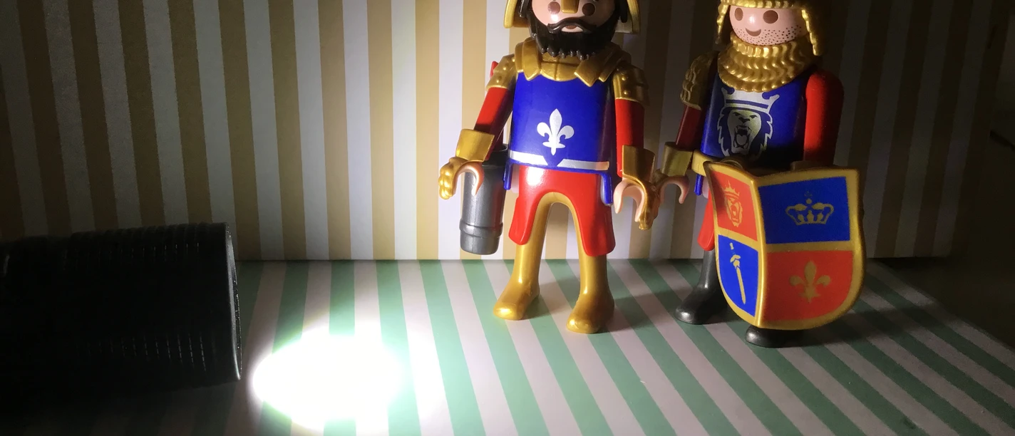 Nachts im Museum Zwei Playmobil-Ritter im Taschenlampenlicht für das Kinderprogramm Nachts im Museum