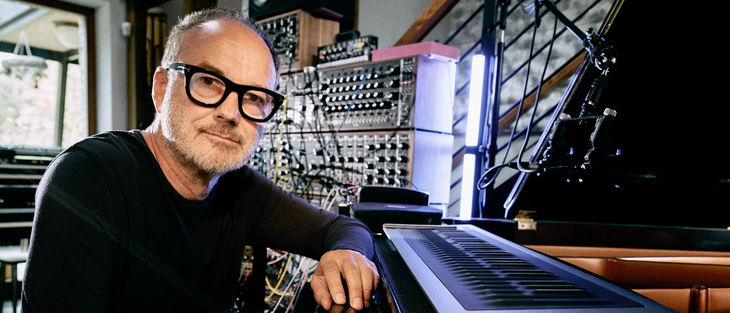 Rainer Oleak Rainer Oleak am Flügel, umgeben von Synthesizern und Studiotechnik.