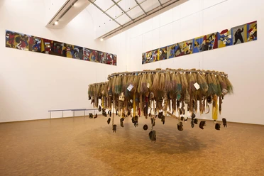 Installationsansicht Along the Color Line – Spuren einer transatlantischen Moderne Ausstellungsraum mit hängender Installation und farbigen Bildfriesen im Museum Ludwig