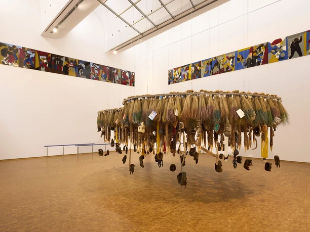 Installationsansicht Along the Color Line – Spuren einer transatlantischen Moderne Ausstellungsraum mit hängender Installation und farbigen Bildfriesen im Museum Ludwig