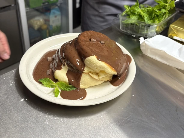 Soufflée im Café Ne.Na Fluffige Pancakes mit Schokoladensoße und Minze in der Café-Küche