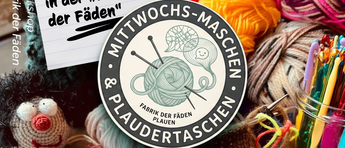 Auf einem Tisch in der Fabrik der Fäden liegen bunte Wollknäuel, gehäk Auf einem Tisch in der Fabrik der Fäden liegen bunte Wollknäuel, gehäk
