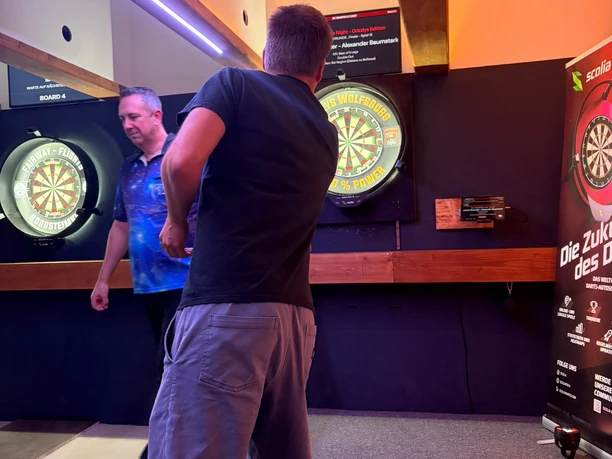 Darts.jpeg Männer beim Dartspiel.