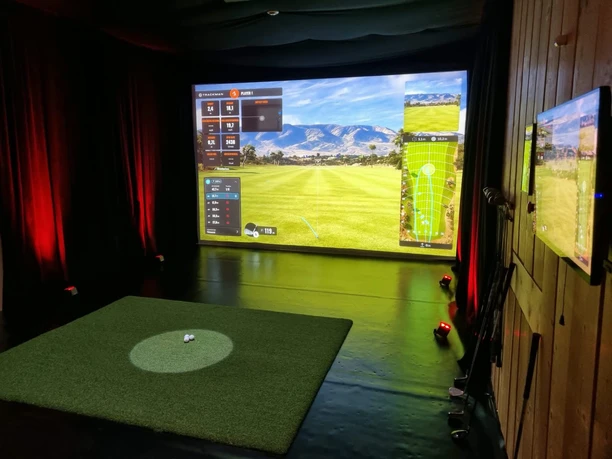 Trackmangolf.jpeg Indoorgolfanlage in Nordsteimke mit Leinwand.