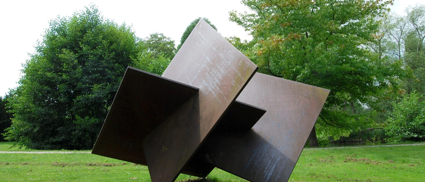Skulptur Schnittebenen quadratisch von Rolf Nolden Skulptur Schnittebenen quadratisch von Rolf Nolden