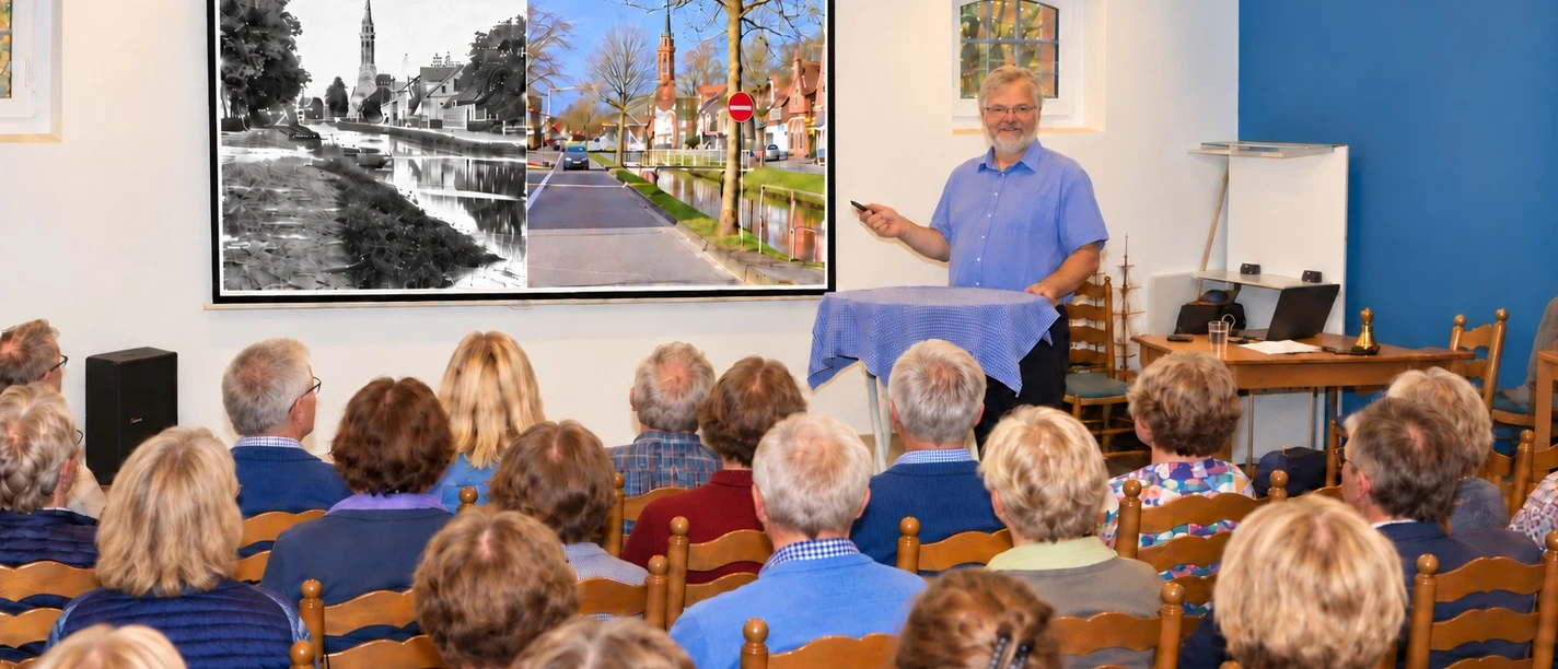 Pressefoto.jpg Vortrag zur Ortsgeschichte mit Publikum und historischem Bildvergleich auf Leinwand.