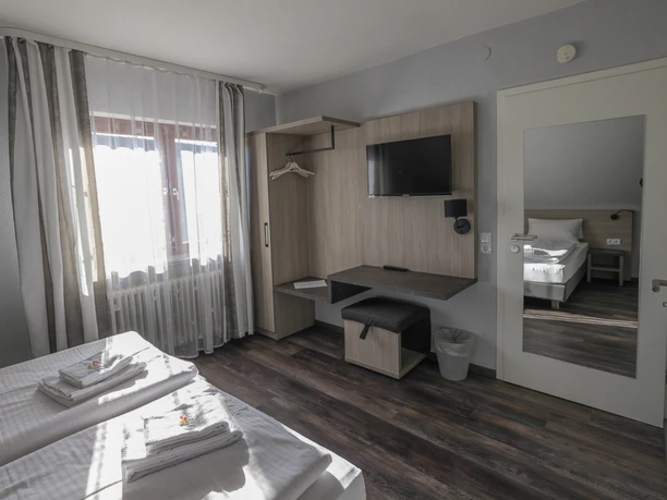 Doppelzimmer Zu sehen ist ein Doppelzimmer des Landgsthofs Arnold in Dodenau.