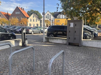 Fahrradreparaturstation am Alten Markt Fahrrad-Reparaturstation mit Schließfächern und Bügeln am Parkplatz in Wunstorf.