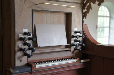 Spieltisch_Wenthin-Orgel_(c)Christian_Buennemeyer.jpeg Spieltisch der Wenthin-Orgel mit Manual, Registerzügen und Notenpult in der Kirche.