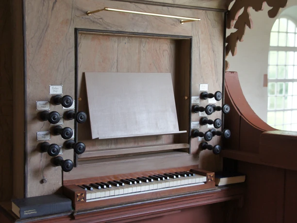 Spieltisch_Wenthin-Orgel_(c)Christian_Buennemeyer.jpeg Spieltisch der Wenthin-Orgel mit Manual, Registerzügen und Notenpult in der Kirche.