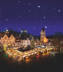 Weihnachtsmarkt Bergisch Gladbach Weihnachtsmarkt in Bergisch Gladbach bei Nacht mit Buden, Tannenbaum und Kirchturm