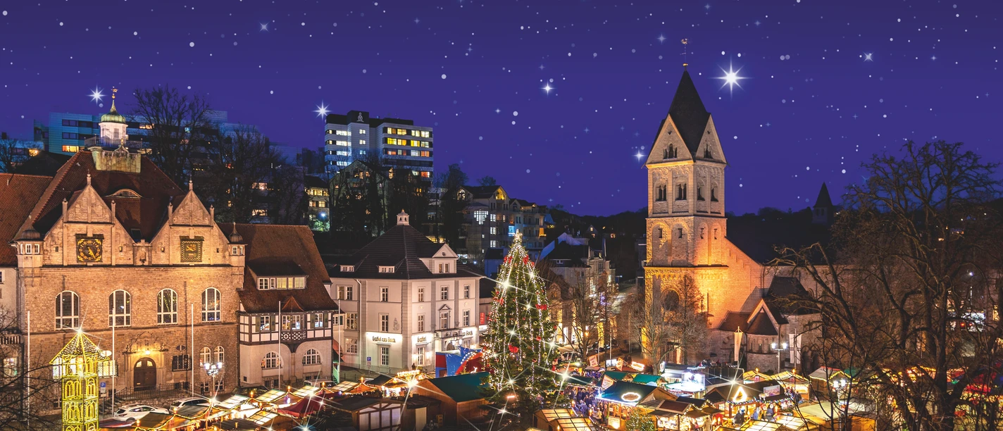 Weihnachtsmarkt Bergisch Gladbach Weihnachtsmarkt in Bergisch Gladbach bei Nacht mit Buden, Tannenbaum und Kirchturm