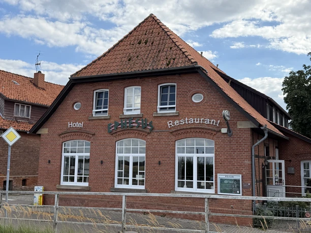 Drakenburg Weser Weir.jpeg A red brick building with the sign "Ephesus Hotel Restaurant" in Drakenburg.