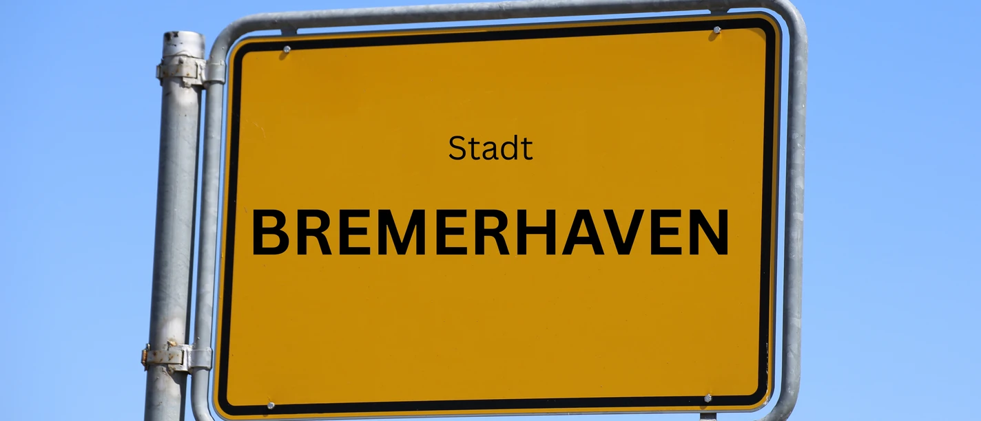 Bremerhaven Gelbes Ortsschild der Stadt Bremerhaven vor blauem Himmel
