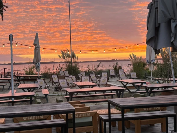 BYC_2026_Lembruch_Sonnenuntergang_Sitzmöglichkeiten_außen.jpeg BYC_2026_Lembruch_Sonnenuntergang_Sitzmöglichkeiten_außen.jpeg