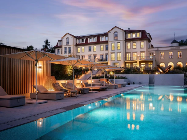 Naturresort & Spa Schindelbruch in Stolberg – Achterkant van het buitenzwembad Naturresort & Spa Schindelbruch in Stolberg – Achteraanzicht buitenzwembad