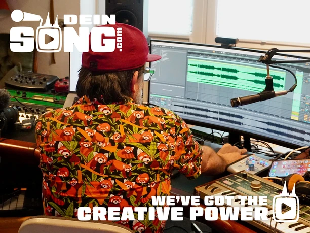 deinsong.com - We've Got The Power! Musikproduzent im Tonstudio vor Monitoren mit Tonspuren, Mikrofon und deinSONG-Logo