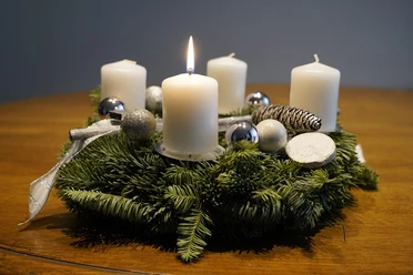 Weihnachtsdeko Ein Adventskranz mit vier weißen Kerzen