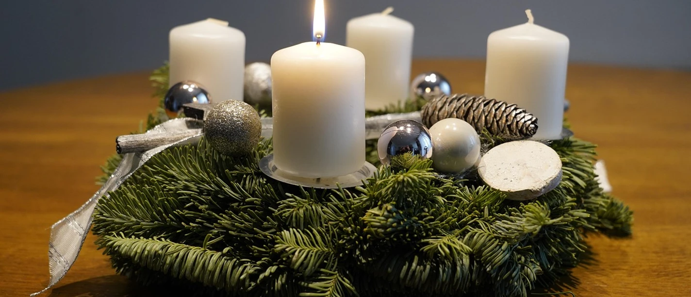 Weihnachtsdeko Ein Adventskranz mit vier weißen Kerzen