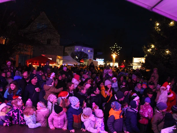 Christkindlmarkt Böhlen Weihnachtsmann Der Weihnachtsmann besucht den Christkindlmarkt Böhlen