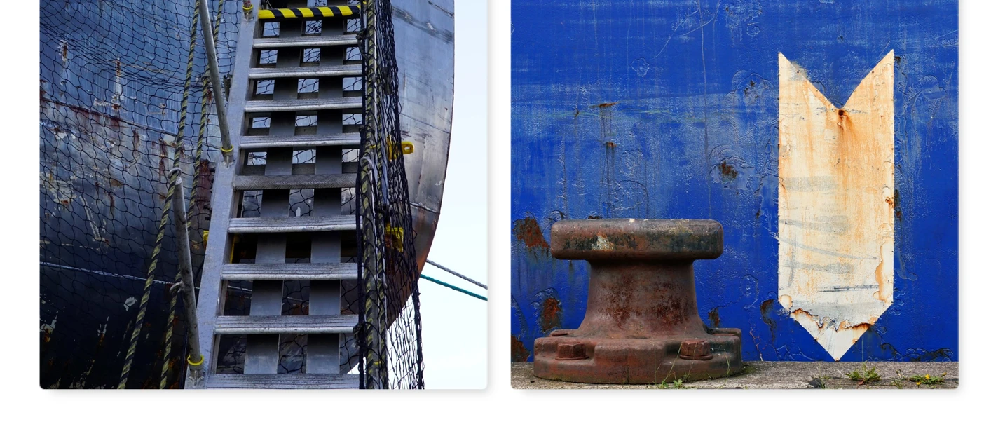 Festgemacht Maritime Collage mit Schiffstreppe, Tau im Festmacherring und Poller vor blauer Bordwand.