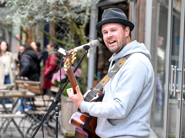 FAIR1-SOUNDS – Mülheim mittendrin, Mülheim an der Ruhr Straßenmusiker mit Gitarre und Mikrofon bei FAIR1-SOUNDS in Mülheims Innenstadt