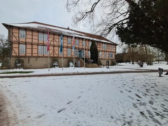 Winterliche Fassade des Schlosses Fallersleben