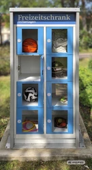 Freizeitschrank.jpg Freizeitschrank in den Triftanlagen mit Bällen, Ringen und Spielzeug in blauen Fächern.