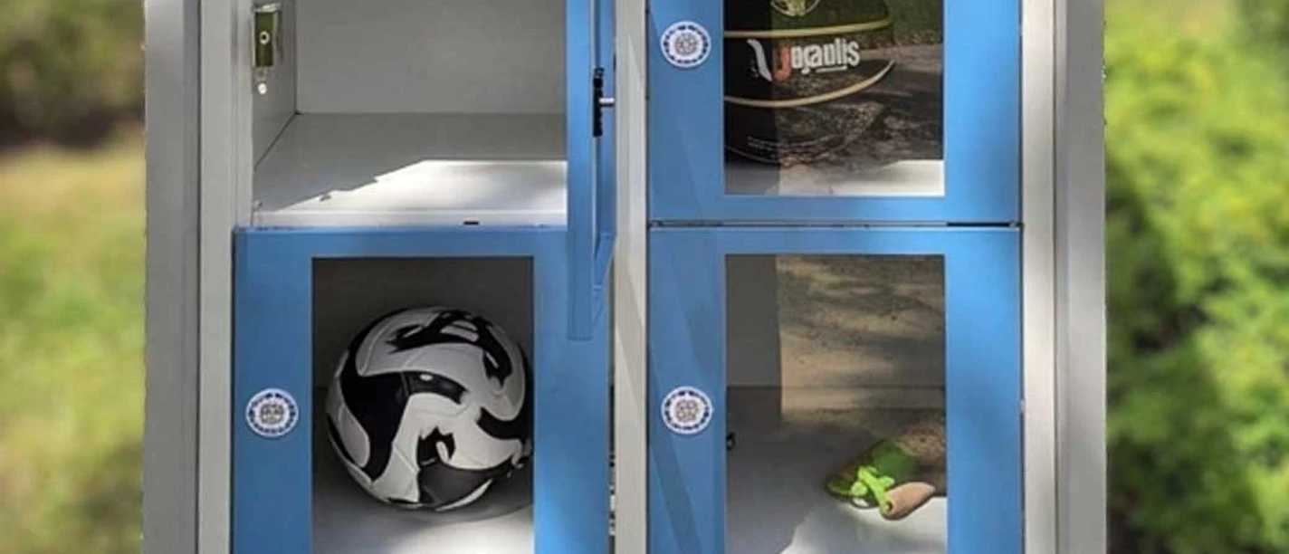 Freizeitschrank.jpg Freizeitschrank in den Triftanlagen mit Bällen, Ringen und Spielzeug in blauen Fächern.