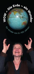 Eine Frau wirft einen Ball, der wie eine Weltkugel aussieht