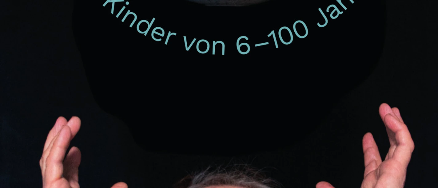 Eine Frau wirft einen Ball, der wie eine Weltkugel aussieht