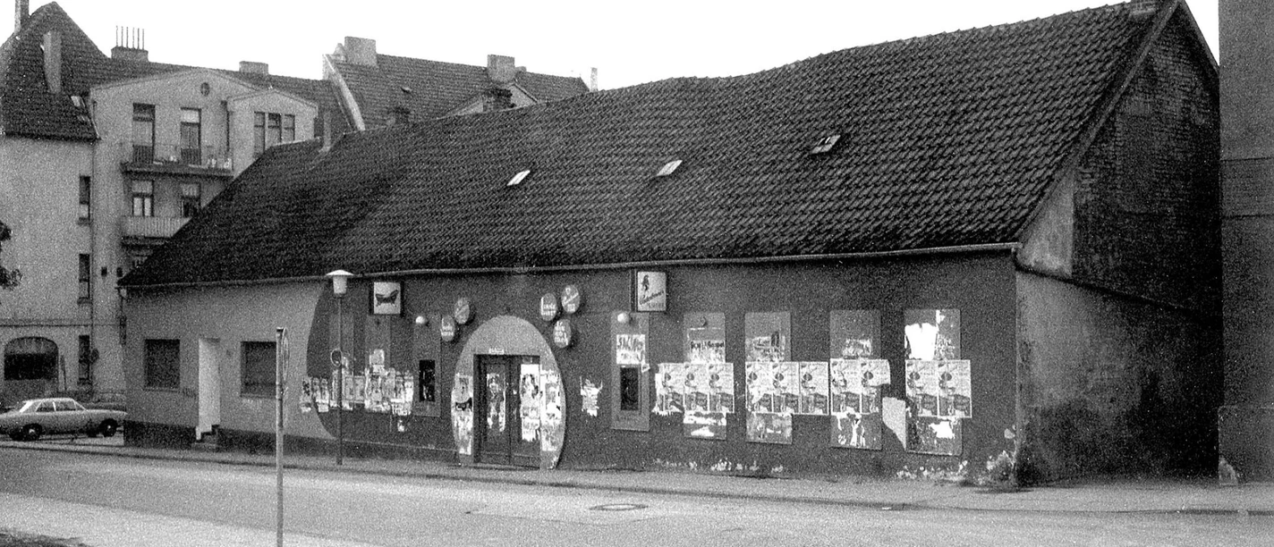 Ein altes, flaches Gebäude, in dem sich lange die Discothek Badewanne befand.