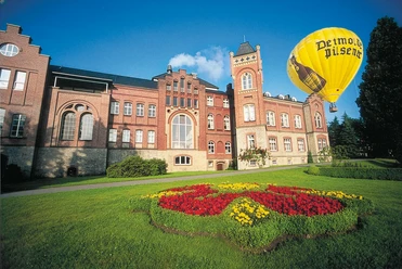 Privat Brauerei Strate Gebäude mit Ballon.png Brauereigebäude der Privat-Brauerei Strate mit Heißluftballon