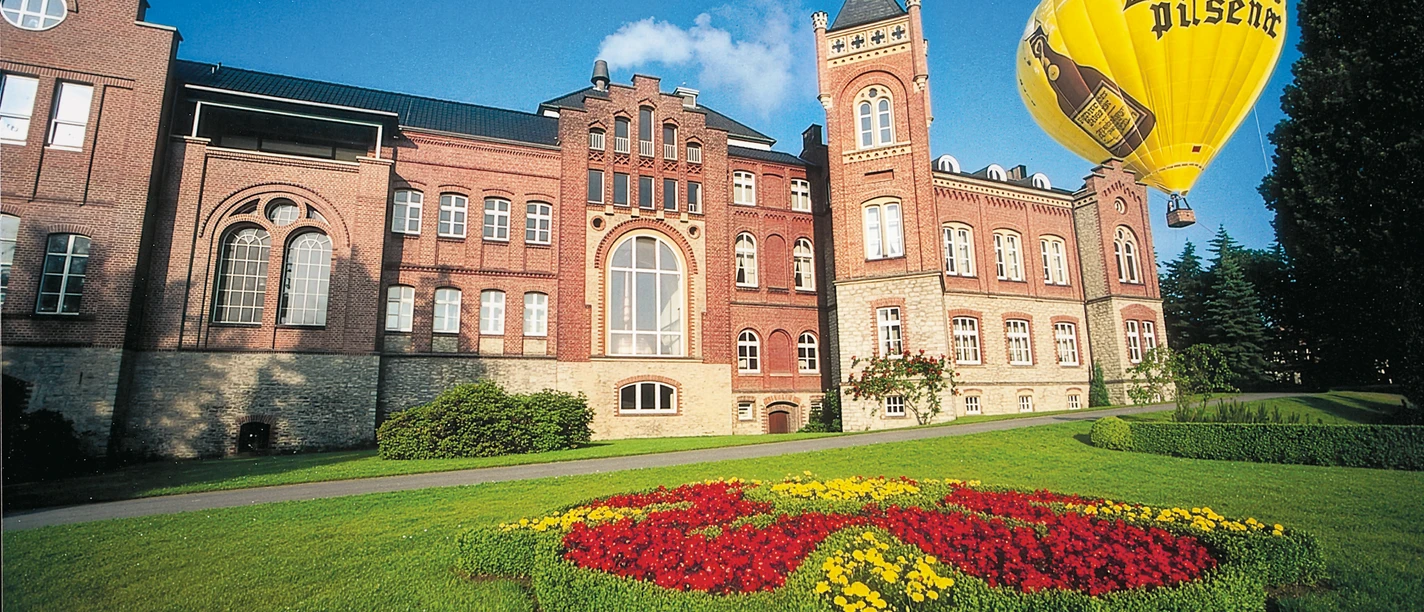 Privat Brauerei Strate Gebäude mit Ballon.png Brauereigebäude der Privat-Brauerei Strate mit Heißluftballon