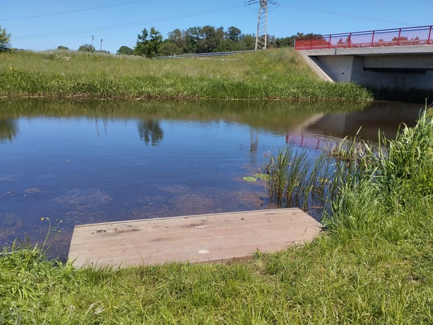 Einsetzstelle K20 Große Aue.jpg Kanu-Einsetzstelle an der Großen Aue mit Holzsteg, Schilfufer und Brücke.