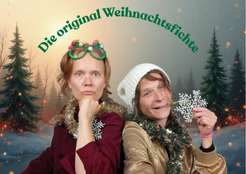 1000003492.png Plakat zu Die original Weihnachtsfichte mit zwei festlich geschmückten Darstellerinnen.