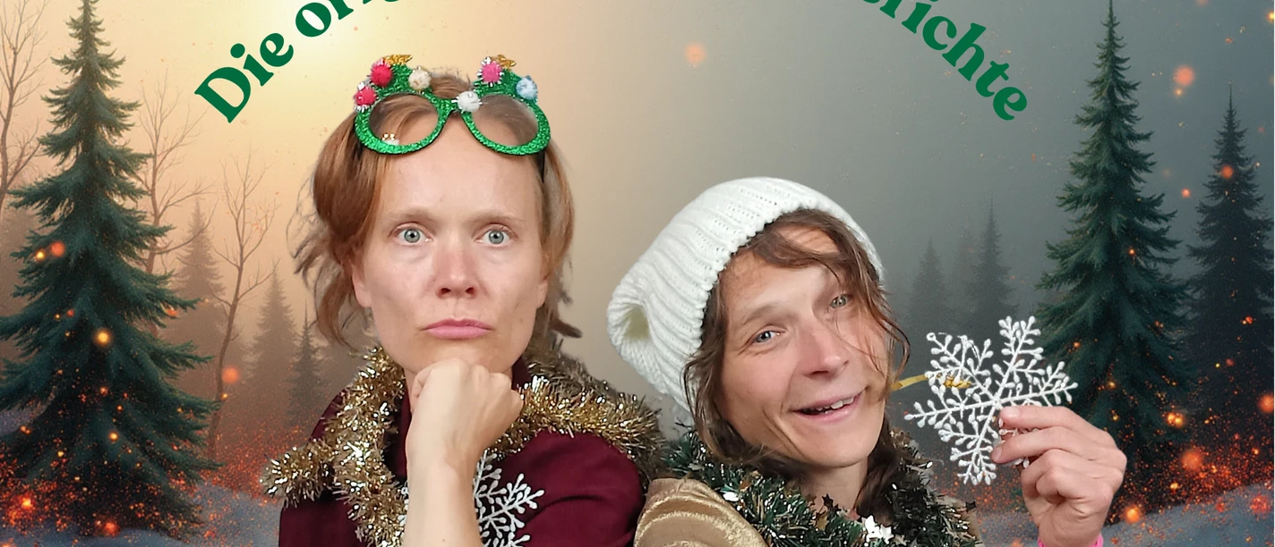 1000003492.png Plakat zu Die original Weihnachtsfichte mit zwei festlich geschmückten Darstellerinnen.