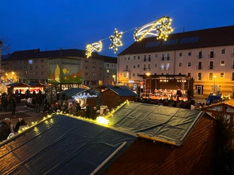 Weihnachtsmarkt Eilenburg - Weihnachtsmärkte in der Region Leipzig Buden auf dem Eilenburger Weihnachtsmarkt am Abend