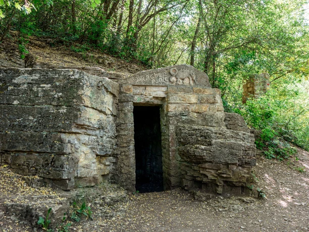 Eingang zur Drachenhöhle Eingang zur Drachenhöhle