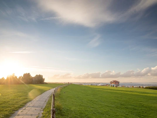 deich hooksiel außenhafen