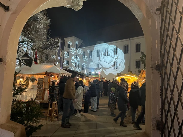 Dornröschens Schlossweihnacht Torgau Blick in den Schlosshof Hartenfels mit Weihnachtsmarkt
