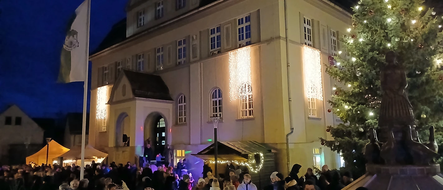 Dommitzscher Adventsmarkt - Weihnachtsmärkte in der Region Leipzig Markttreiben vor dem geschmückten Dommitzscher Rathaus
