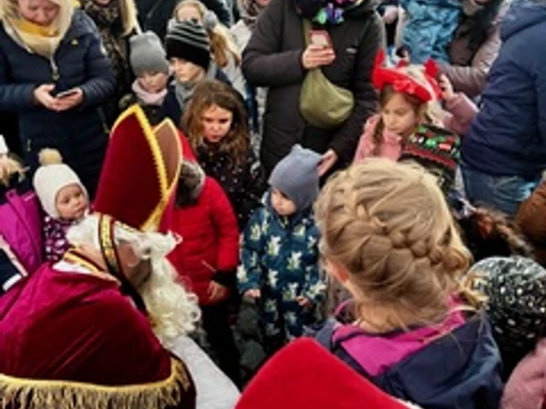 Kinderbelustigung.jpeg Nikolaus und Weihnachtsmann verteilen Geschenke an Kinder im Festzelt.